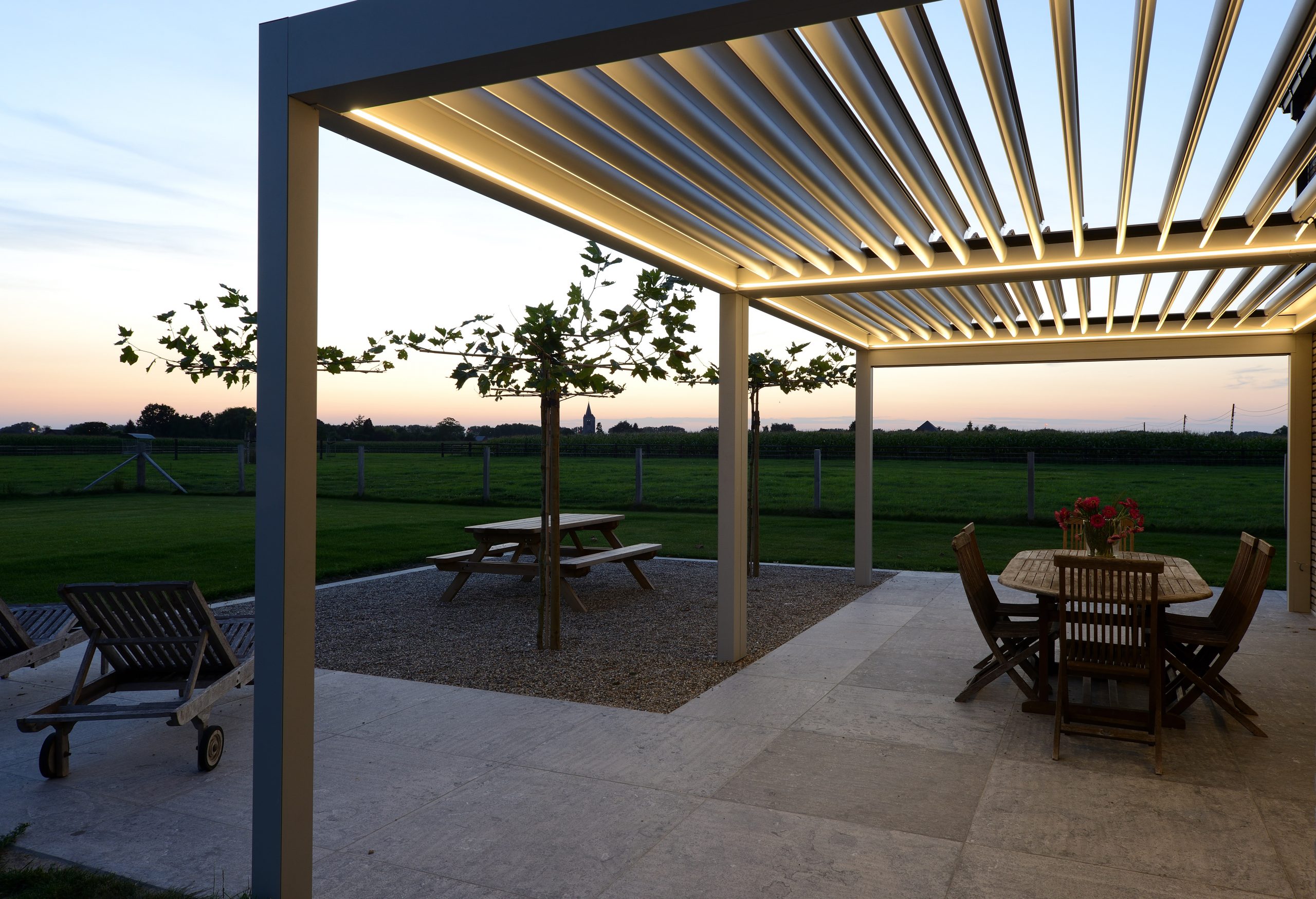 Brustor B600 Pergola med justerbart aluminiumtak.