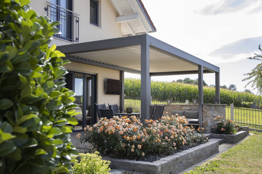 Trevlig montering av Bioklimatisk Pergola B250XL